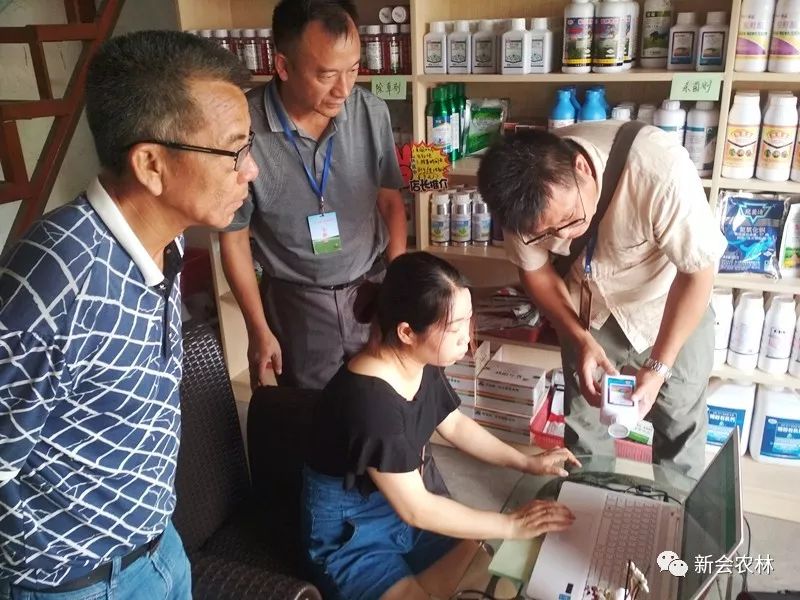 我區(qū)核發(fā)首批農(nóng)藥經(jīng)營(yíng)許可證，農(nóng)藥零售邁向規(guī)范化管理新階段